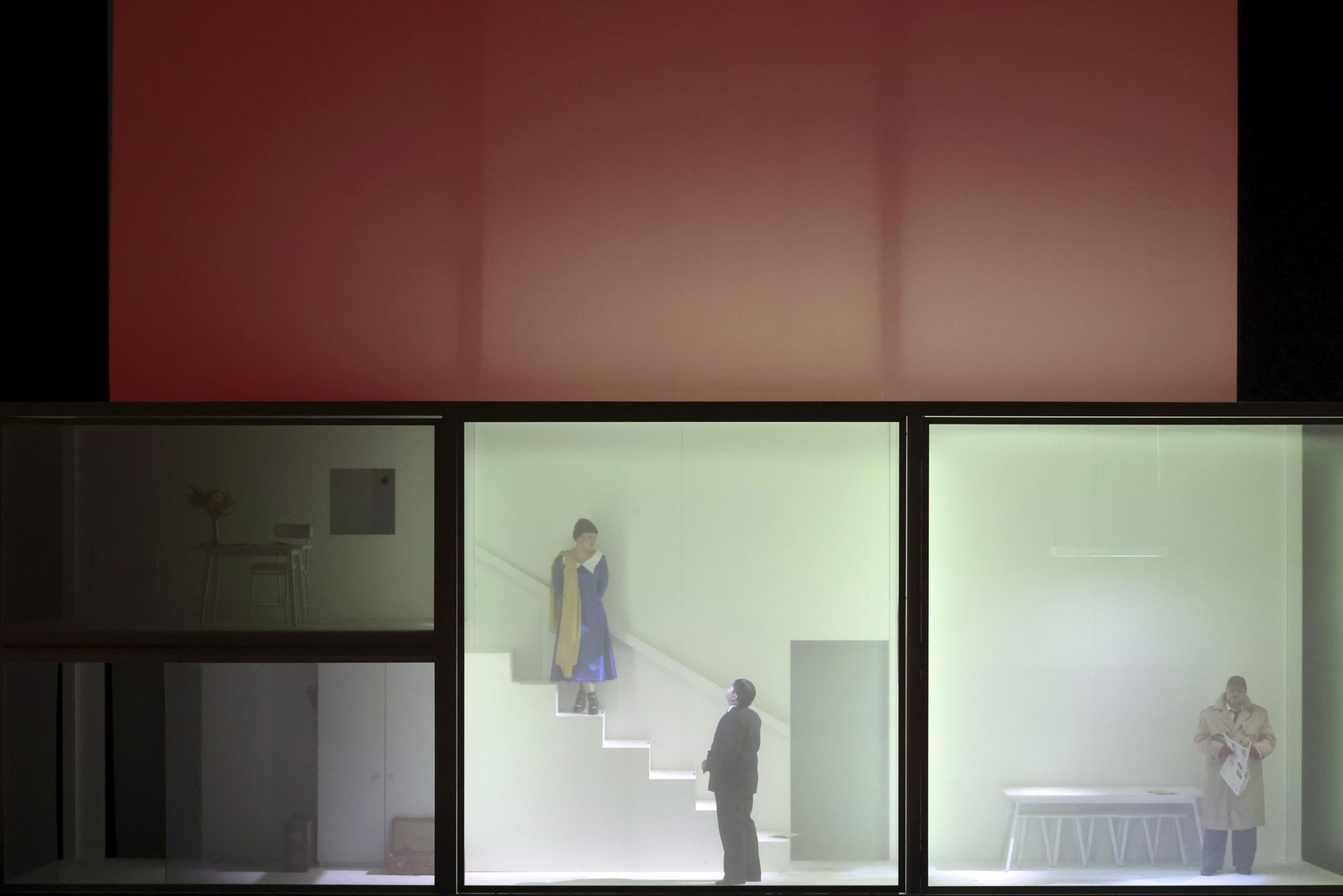 Szenografie von Lisa Behensky für Anna A. – fragmentierter Bühnenraum mit Treppe, mehreren Figuren und kontrastierendem Licht 