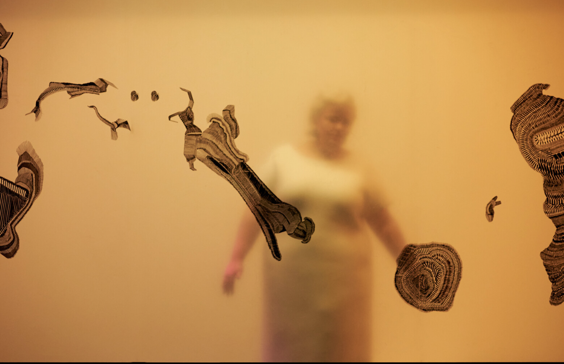 Szenografie und Kostüm von Lisa Behensky für ICARO – silhouettierte Figur hinter semitransparenter Membran mit graphischer Gestaltung 