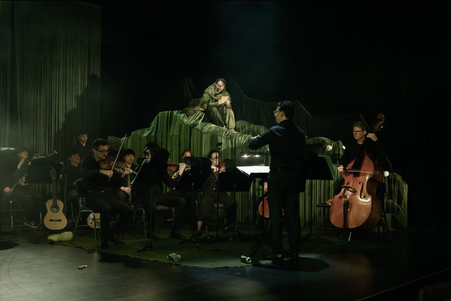 Bühnenbild und Kostüm von Lisa Behensky für Oberon / Träume – Orchester im Bühnenraum mit darüber liegender Fadeninstallation