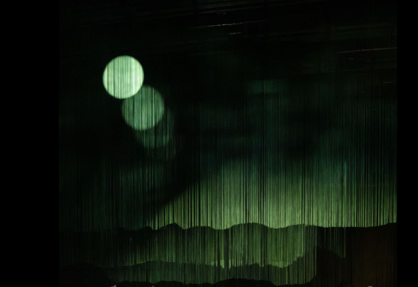 Bühnenbild Detail von Lisa Behensky für Oberon / Träume – vertikale Fädenschichten mit grünem Licht und abstrakter Raumstruktur