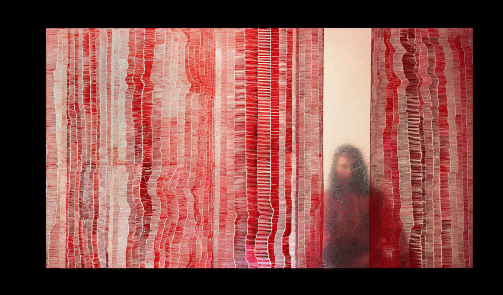 Szenografie und Kostüm von Lisa Behensky für ICARO – silhouettierte Figur hinter semitransparenter Membran mit graphischer roter Gestaltung 