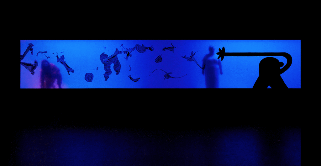 Szenografie und Kostüm von Lisa Behensky für ICARO – silhouettierte Figur hinter semitransparenter Membran mit graphischer Gestaltung und kontrastierendem Licht