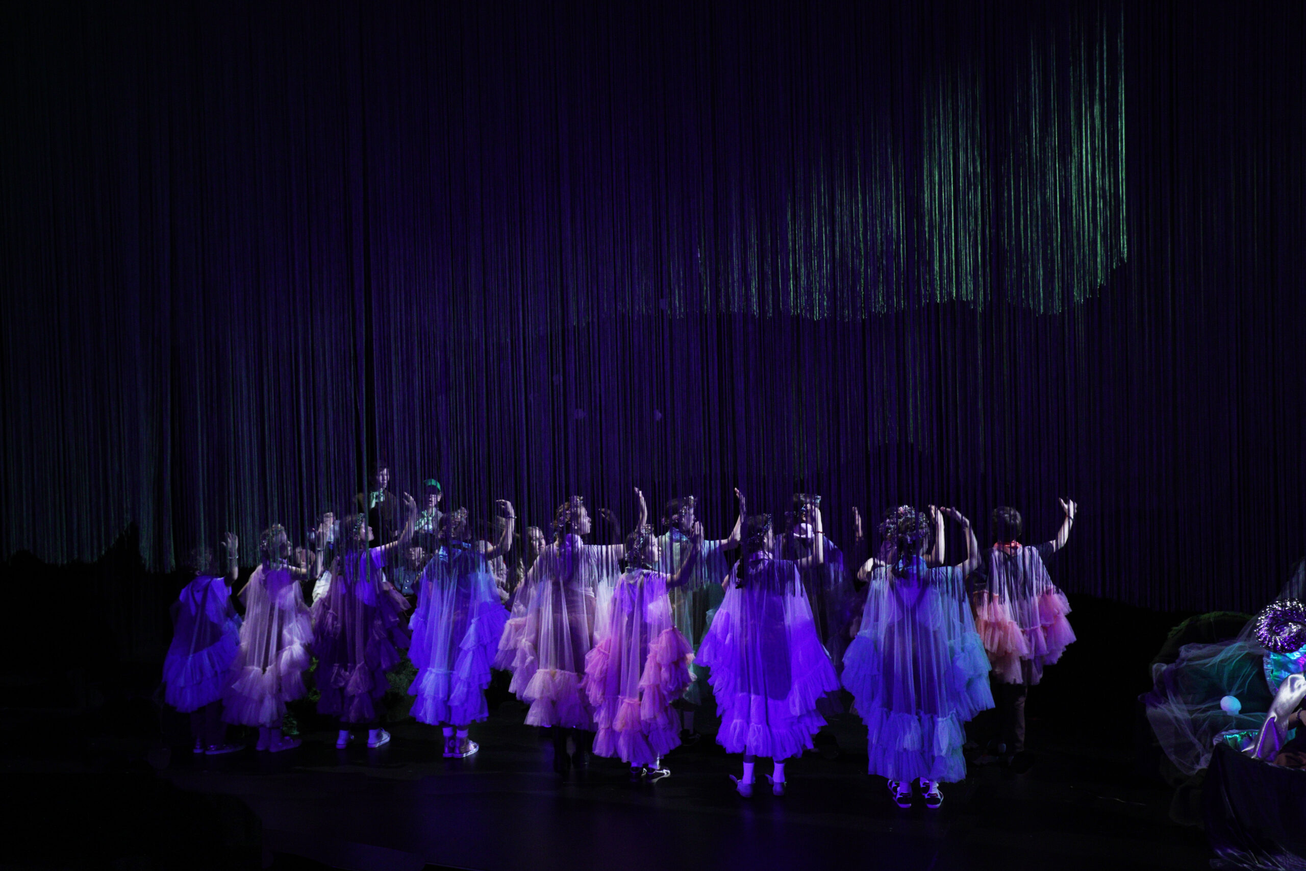 Szenografie und Kostüm von Lisa Behensky für Oberon / Träume – Kinder-Ensemble in pastellfarbenen Tüll-Kostümen im schimmernden Fadenraum