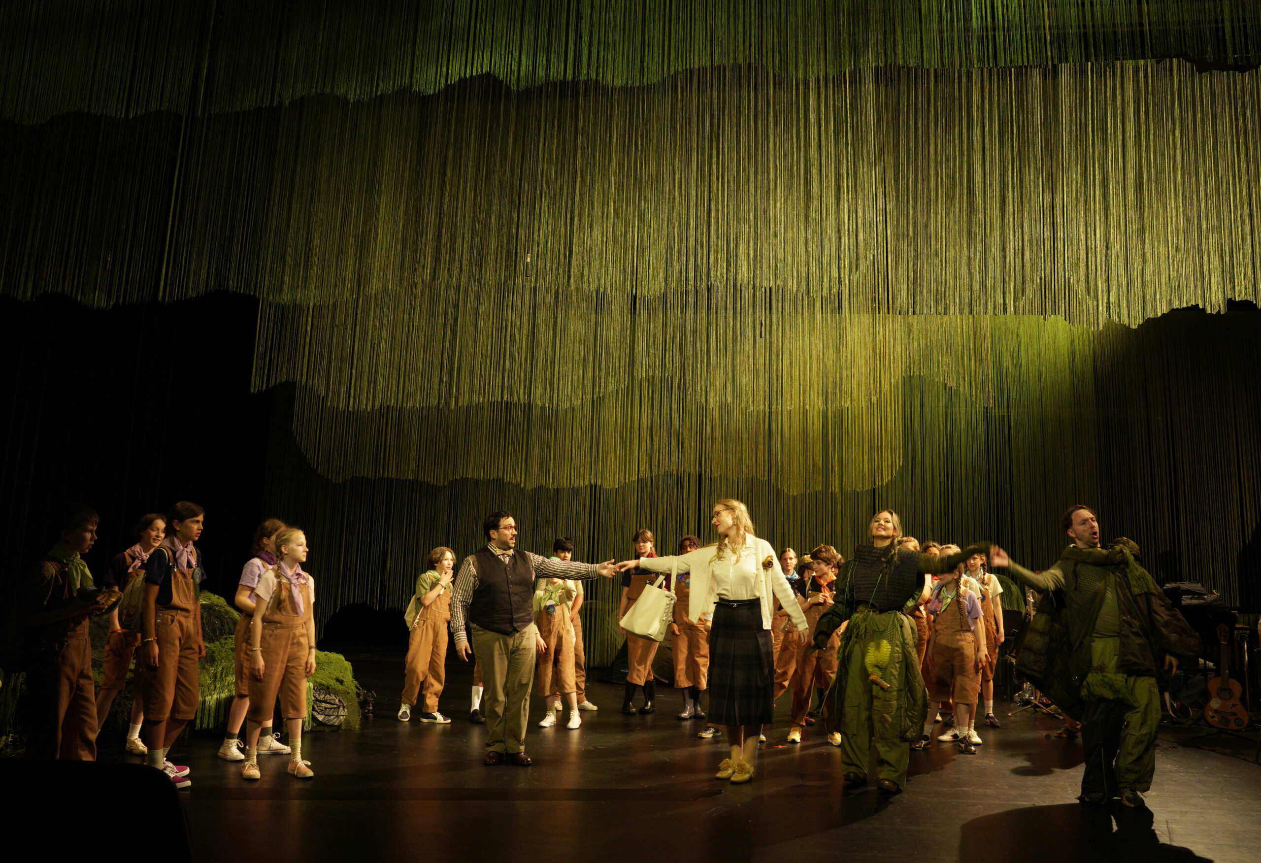 Szenografie und Kostüm von Lisa Behensky für Oberon / Träume – großes Ensemble in einem abstrahierten Waldraum aus hängenden Fäden